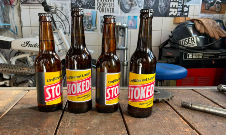 Stoked bier op houten tafel